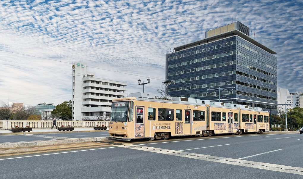 桐原容器工業所様「広島電鉄電車ラッピング電車（ダンボール電車）」.jpg